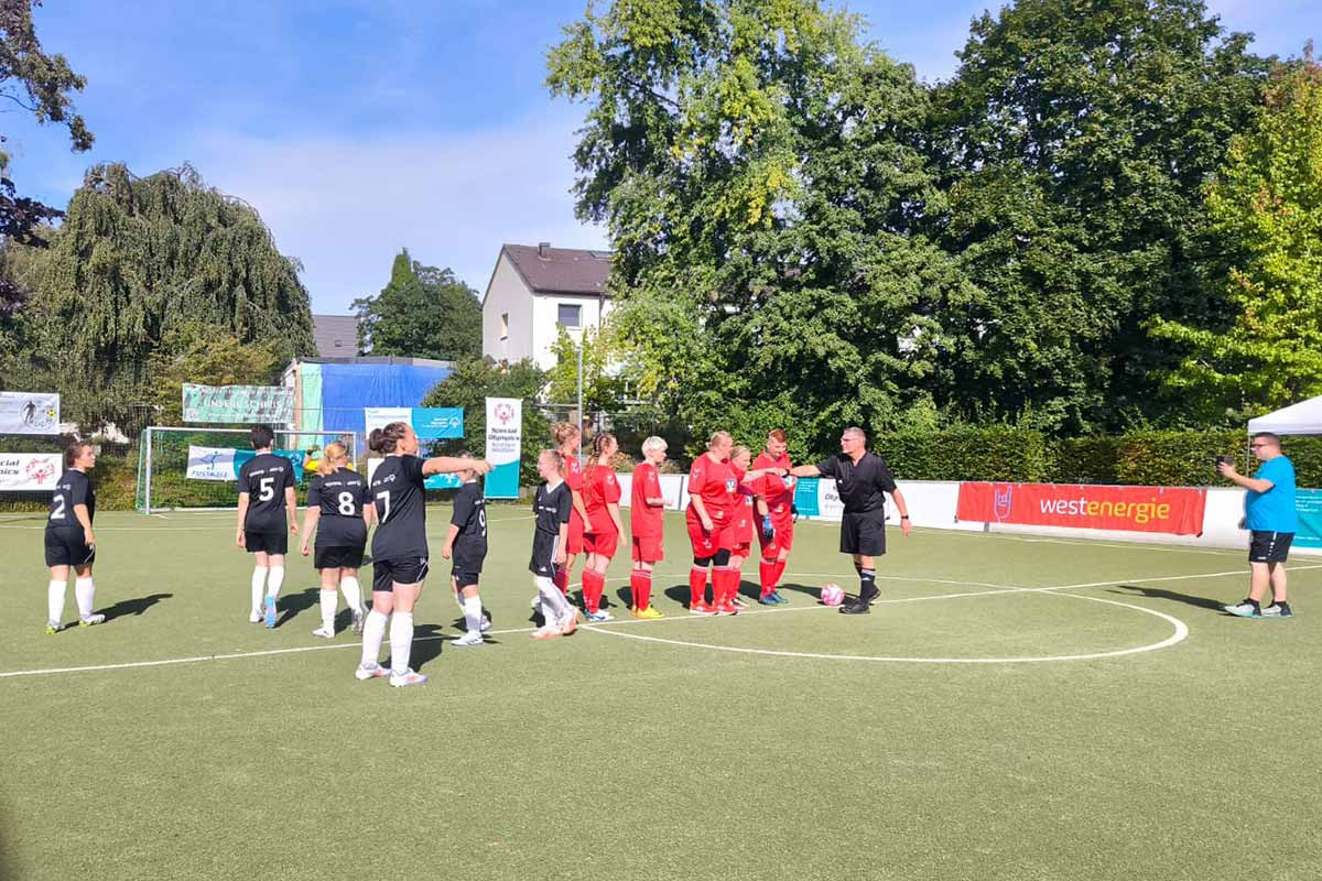 Ibbenbürener Kickers Ladies im fairen Duell gegen WeWoLe Herne.