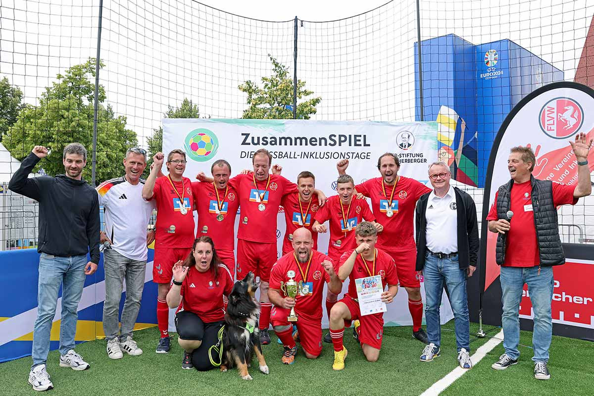 Siegerehrung der Ü16 - Ibbenbürener Kickers mit Ingo Anderbrügge und Manfred Schnieders