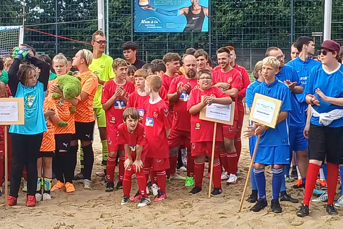 Teams feiern gemeinsam beim Inklusionsturnier in Münster.